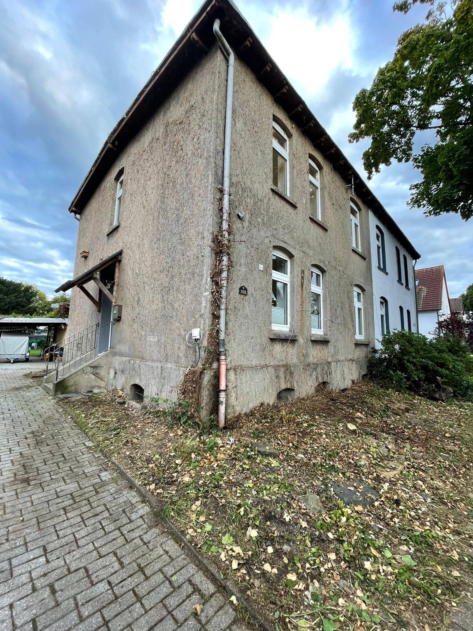 Vorher-Foto Altbau – Grundstücksfreilegung in Düsseldorf