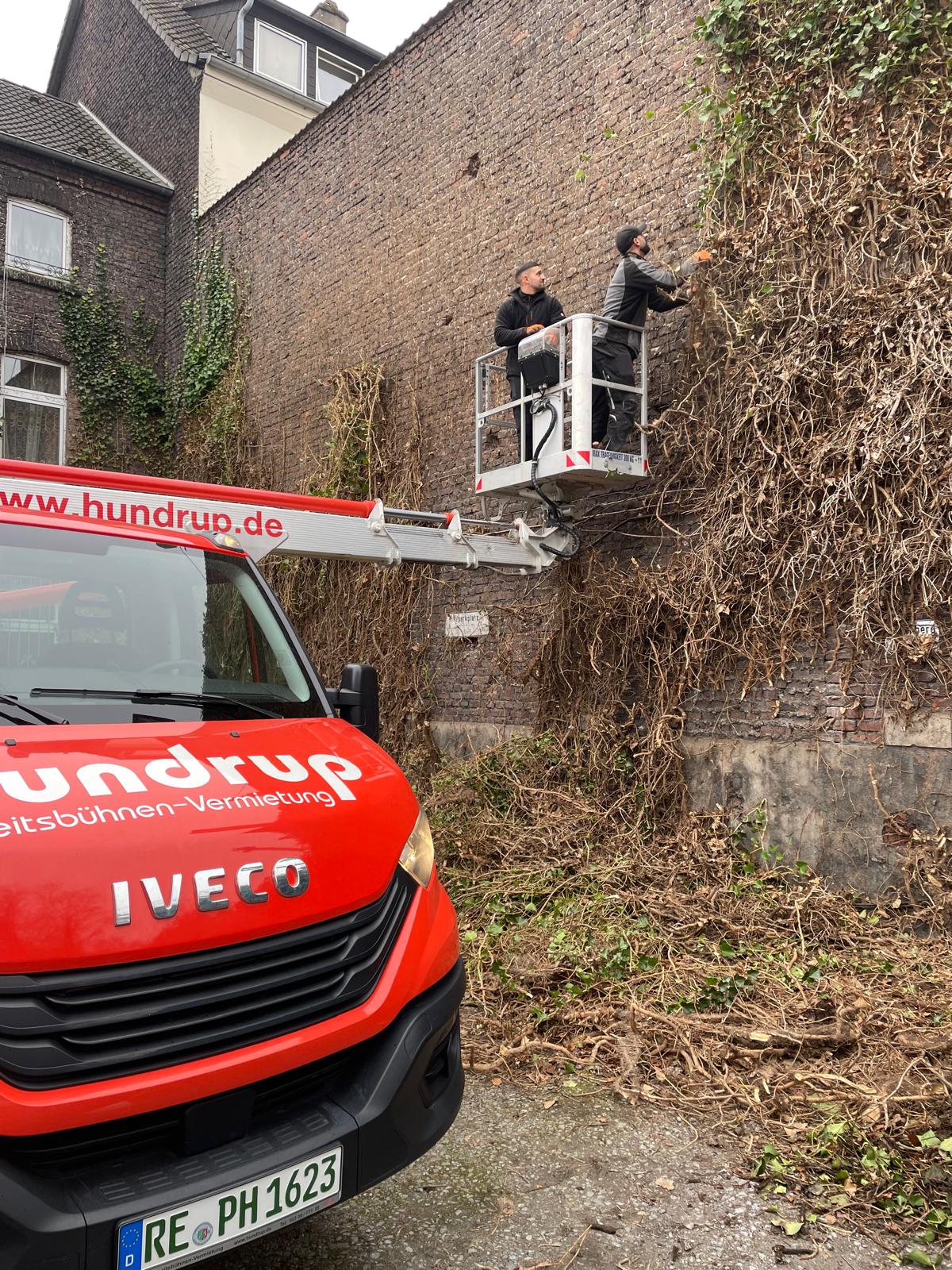 Pott Gärtner Firmenfahrzeug – Einsatzbereit für Gartenarbeiten